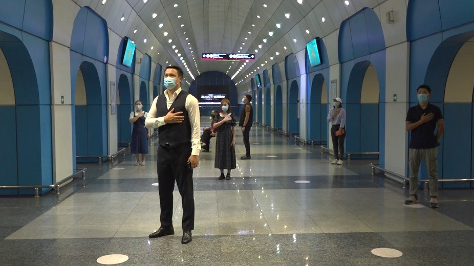 Мы должны ценить наши госсимволы: волонтеры Алматы поддержали патриотическую акцию 