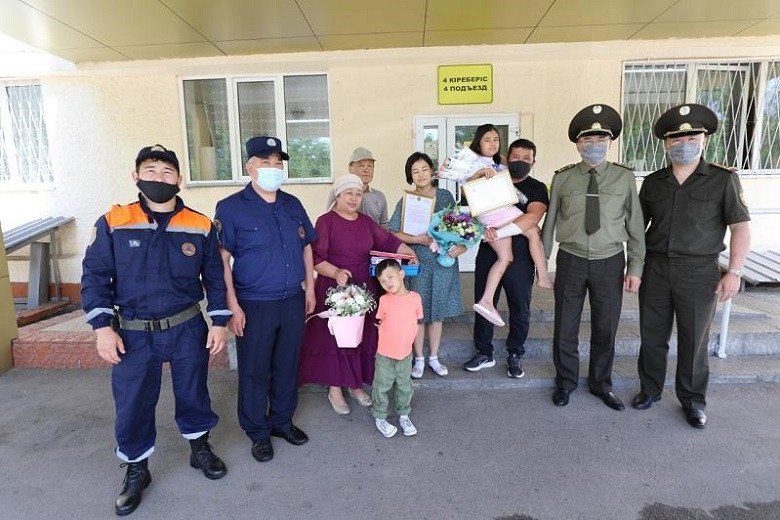 Мужество и собранность: девочку, выжившую при ЧП на Чарыне, наградили в Алматы
