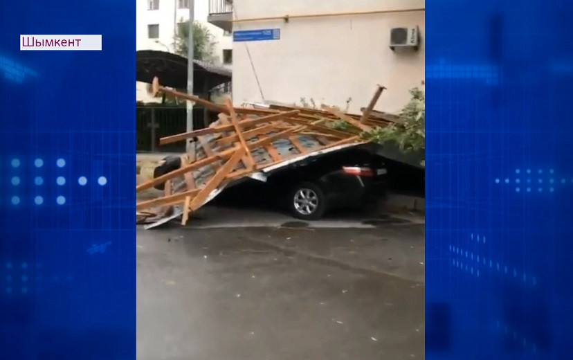 Мощный ураган в Шымкенте - повреждены авто, снесены крыши зданий 
