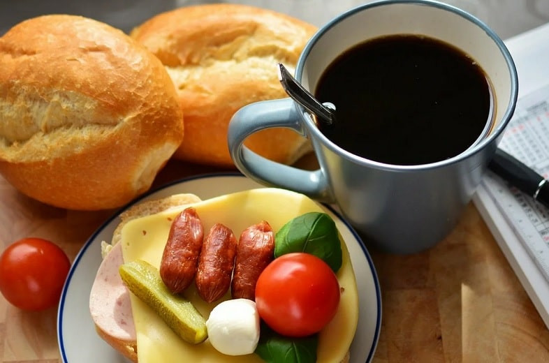 Только не на завтрак: диетолог назвала время, когда можно пить кофе без вреда для здоровья