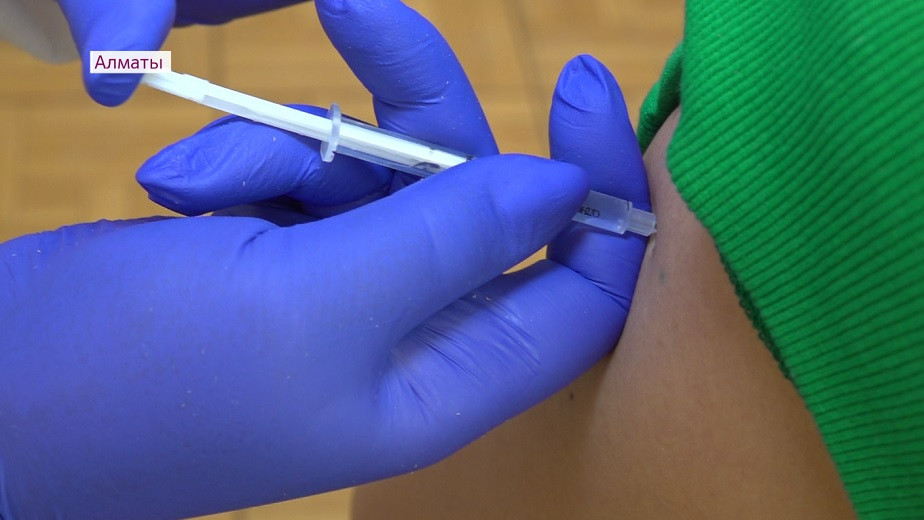 Бесплодие, рак, чипирование: ведущие медики развеяли мифы о вакцинации 