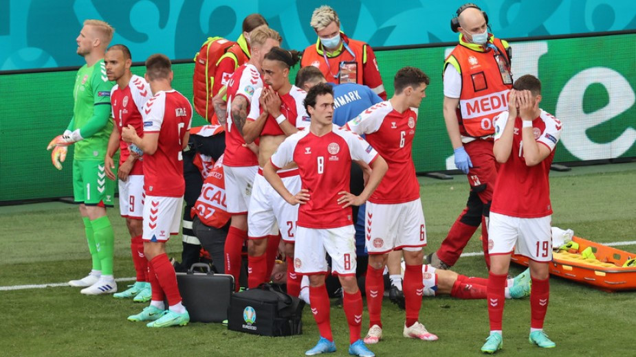 Остановилось сердце? Игроку сборной Дании стало плохо во время матча с Финляндией