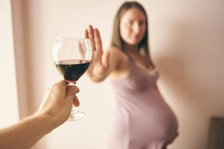 Алкоголь под запрет: ВОЗ призвала женщин отказаться от употребления горячительных напитков
