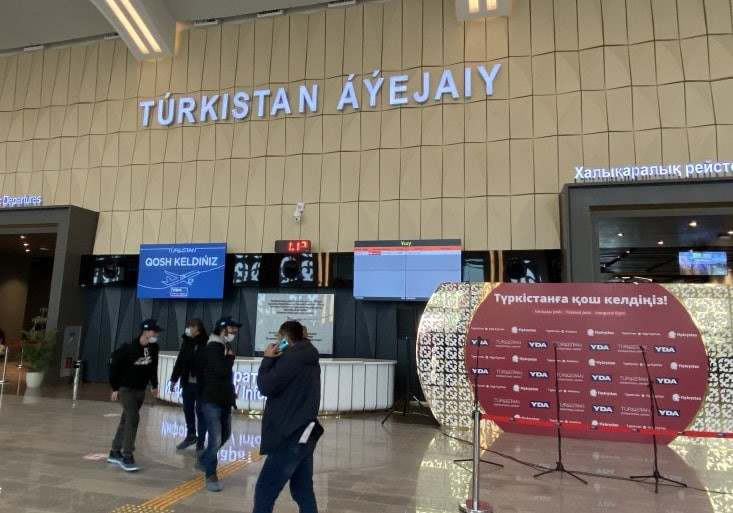 Прерванный полет: пассажира из Туркестана оштрафовали в аэропорту за "красный" статус 