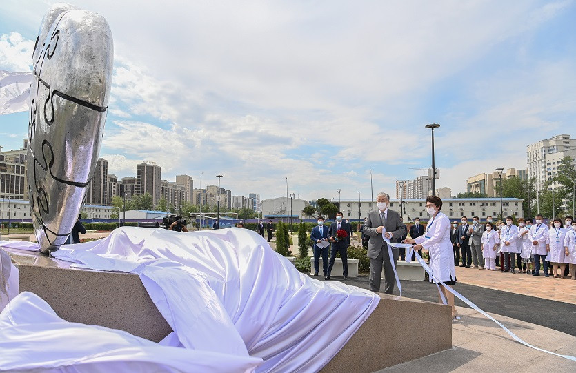 Касым-Жомарт Токаев принял участие в церемонии открытия мемориала «Алтын жүрек»