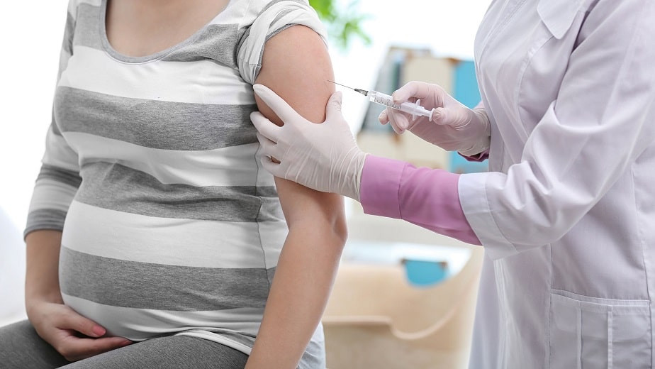 Беременным в России могут разрешить вакцинироваться от COVID-19