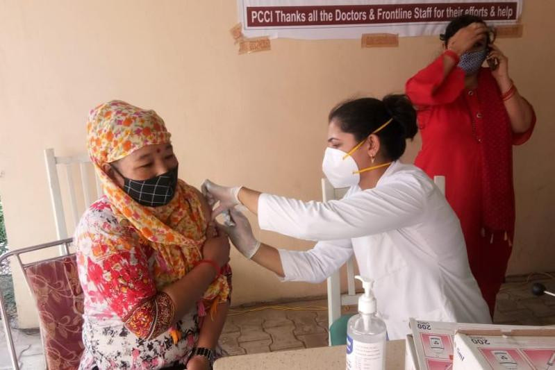 Үндістанда бір күнде 8,4 млн адамға вакцина салынды 