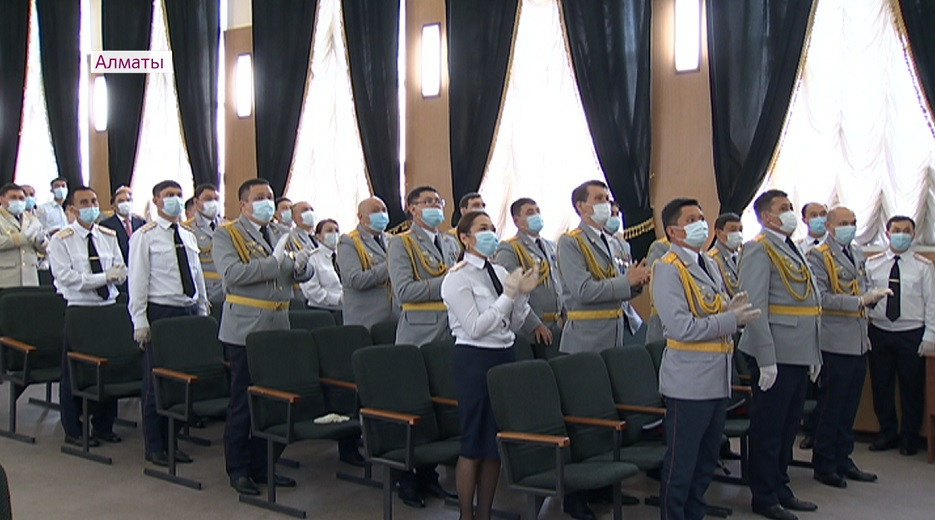 Лучших полицейских наградили в Алматы 
