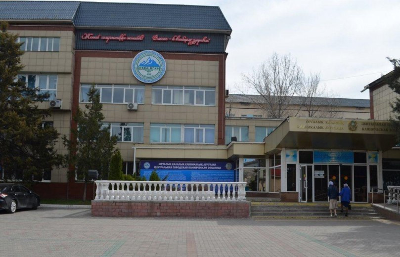 Беременной двойней женщине врачи удалили огромную опухоль в Алматы