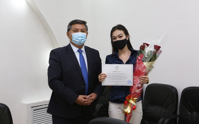Журналистов Almaty.tv наградил глава Горздрава Нариман Табынбаев