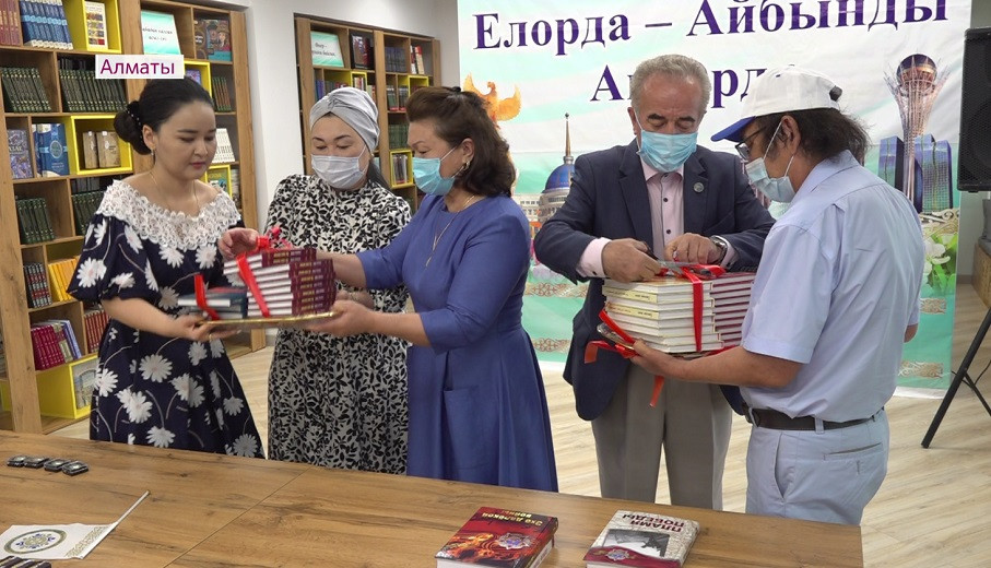 Выставка "Елорда – Айбынды Ақ Орда" открылась в библиотеке писателей Казахстана