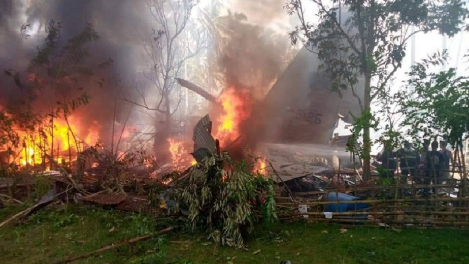 Военный самолет рухнул на Филиппинах