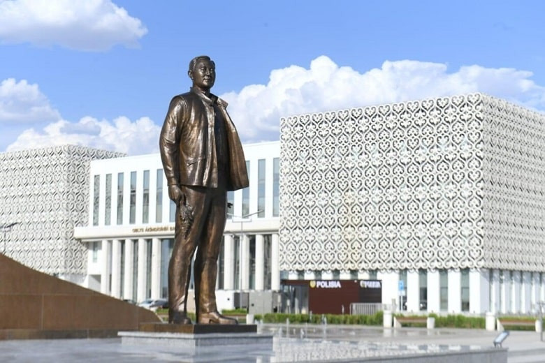 Ко Дню столицы: памятник Елбасы открыли в Туркестане