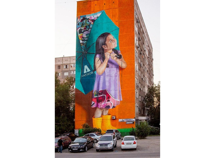 Новый мурал украсил дом в Алматы 