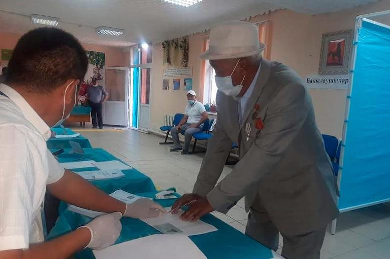 86-летний житель Арыси первым проголосовал на выборах сельских акимов