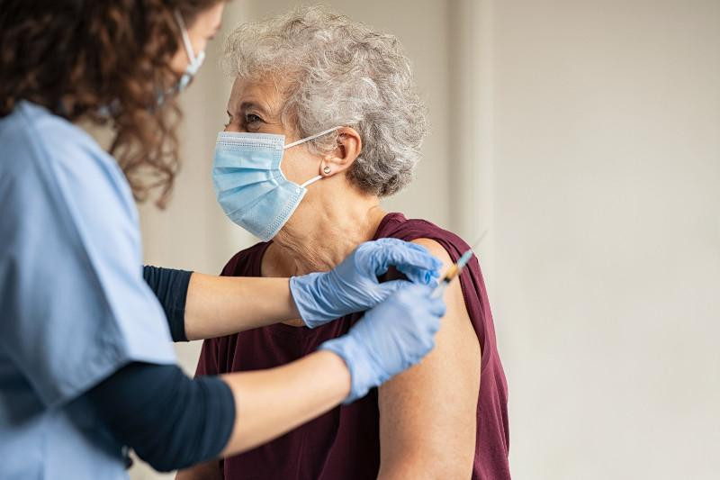 Швецияда 65 жастан асқан тұрғындар COVID-19 вакцинасын алды  