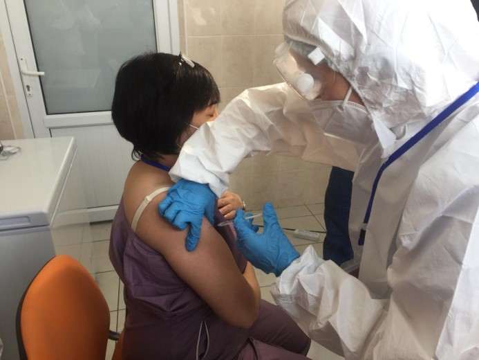 Порядка 90% жителей Наурызбайского района получили первый компонент вакцины от КВИ