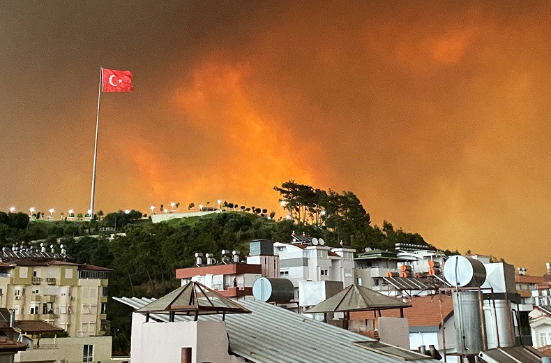 Турецкие курорты в дыму: число жертв пожара увеличилось в Анталье 