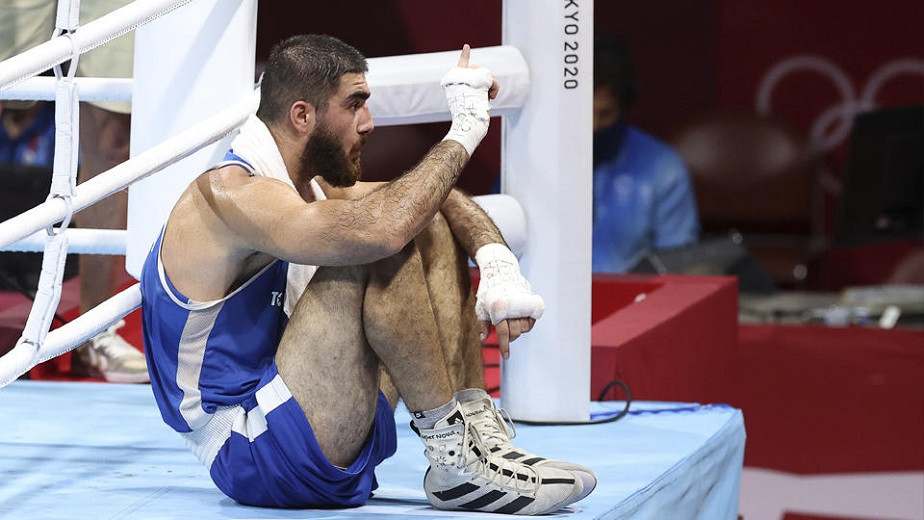 Скандал на Олимпиаде: французский боксер устроил забастовку из-за поражения