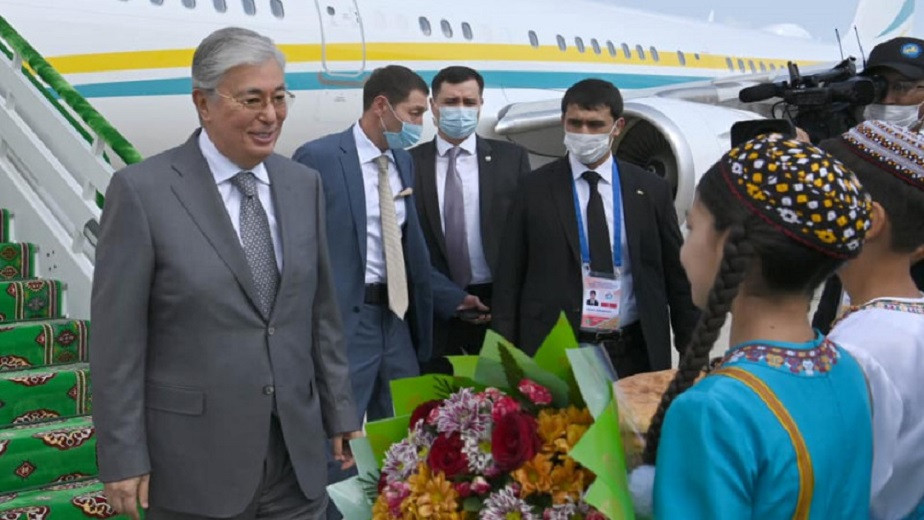Касым-Жомарт Токаев прилетел в Туркменистан