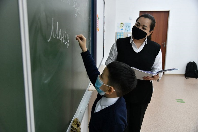 Как будут учиться школьники Алматы в новом учебном году