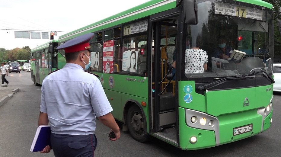 В Алматы за нарушение масочного режима в автобусах оштрафовали свыше 20 человек