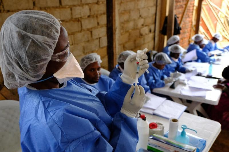 Государственных служащих Кении накажут за отказ от вакцинации