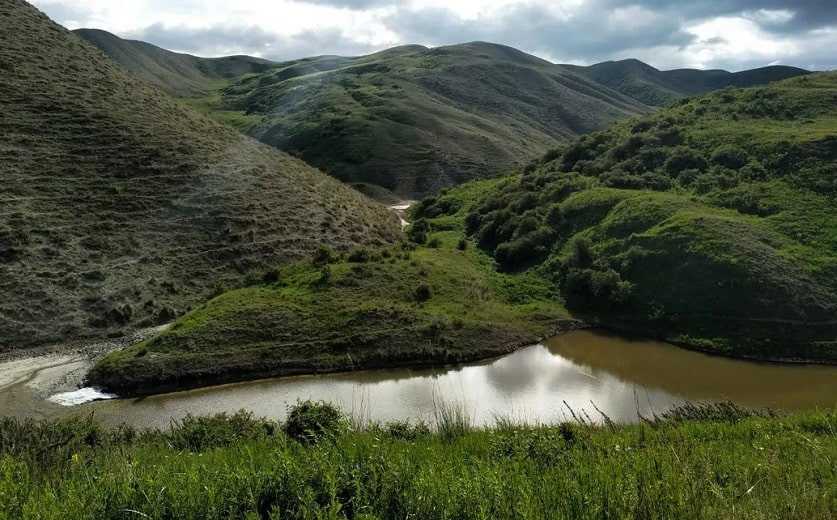 Место, где не ждут туристов: в Алматинской области существует удивительное целебное озеро