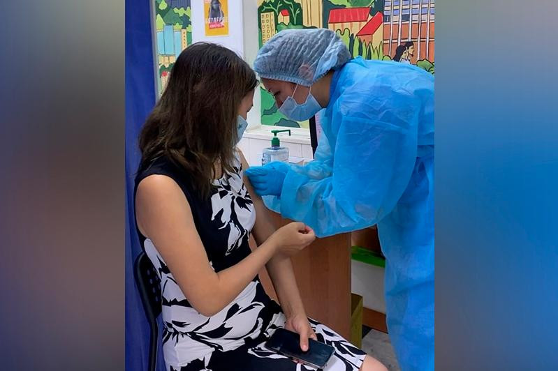 Алматыда вакцина салдырған 100 студент «Оңай» жол жүру картасын алды