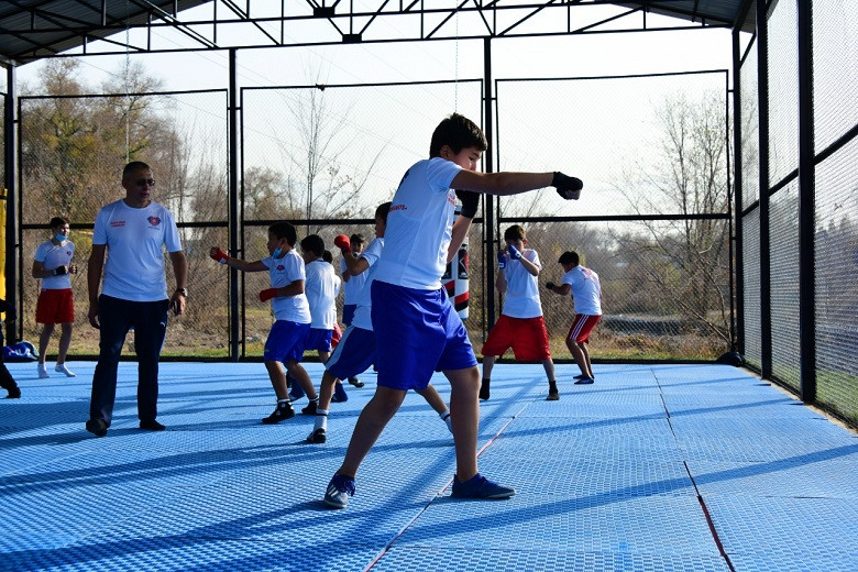 В Алматы 22 тренера проводят занятия для детей на открытых спортплощадках