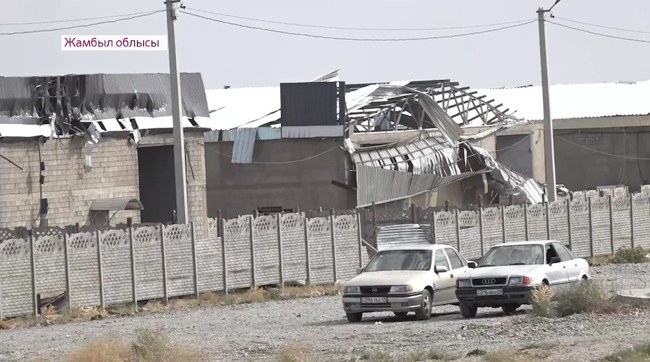 Крыши разрушены, окна разбиты - последствия взрывов близ Тараза 