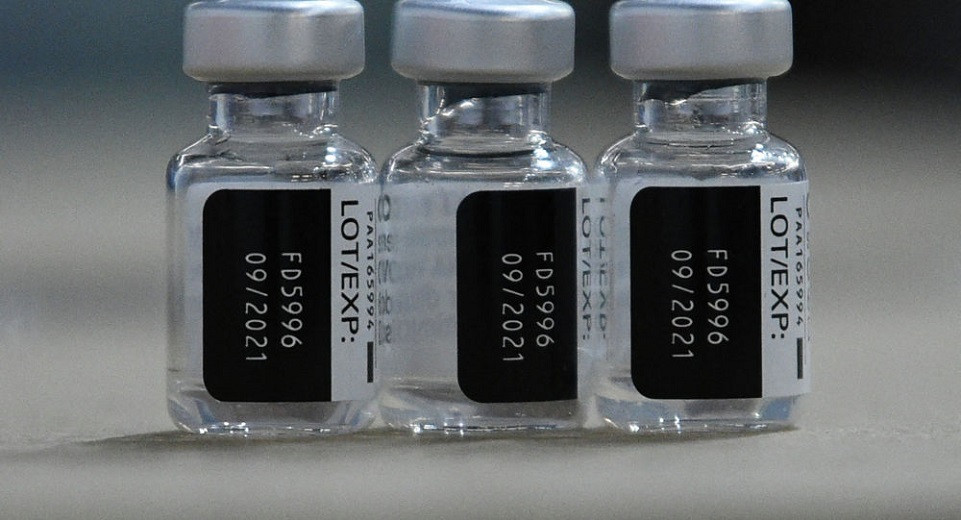 Pfizer вакцинасы Қазақстанда уақытша тіркеуден өтті: екпе кімге арналған