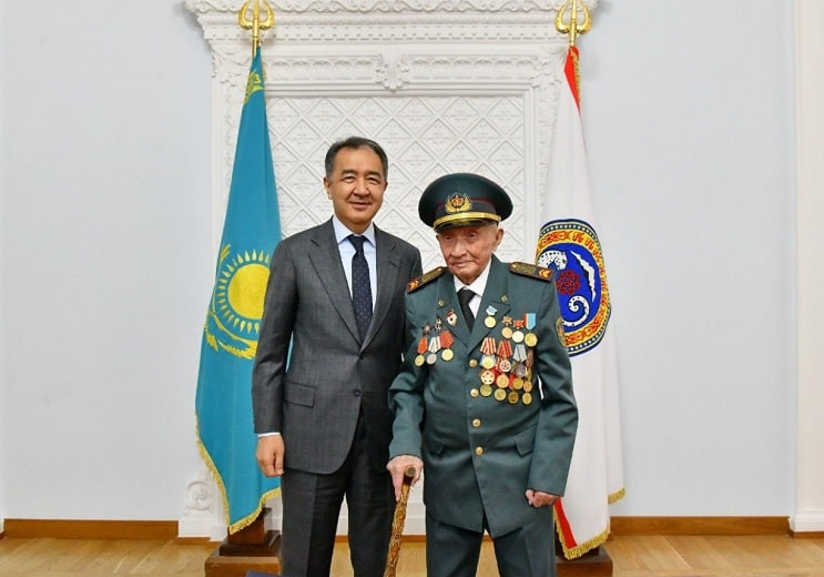 Бакытжан Сагинтаев поздравил ветерана-панфиловца со столетним юбилеем