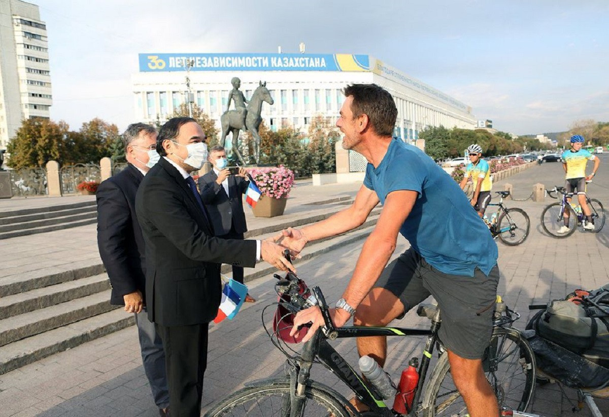 В Алматы завершился велопробег в рамках 30-летнего юбилея побратимства с французским городом Ренн