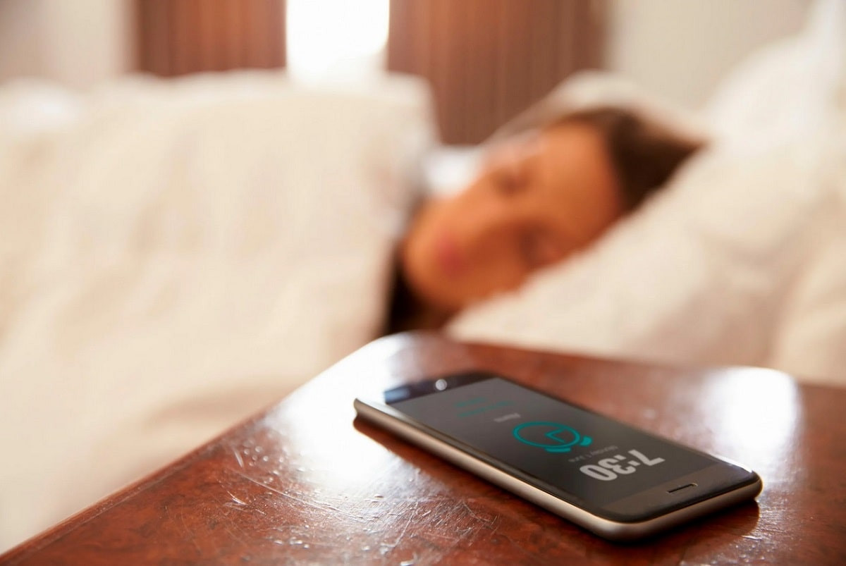 Почему нельзя спать рядом со смартфоном - эксперт