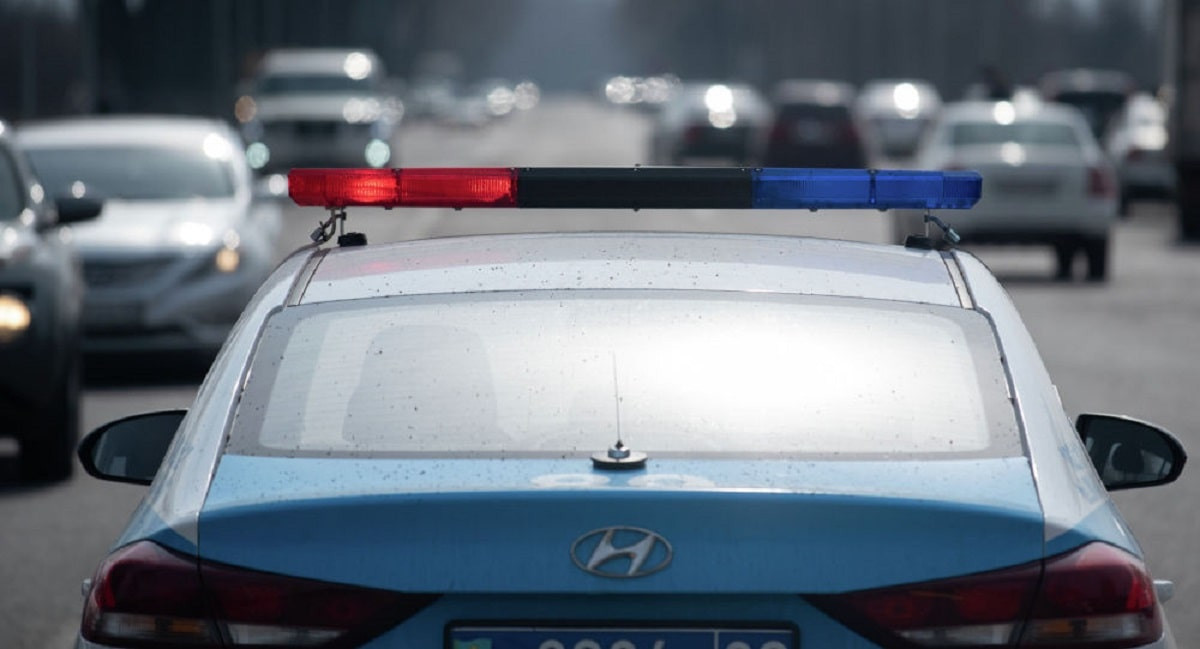 Скрыться не удалось: грабитель по ошибке сел в авто к полицейским в Алматинской области 