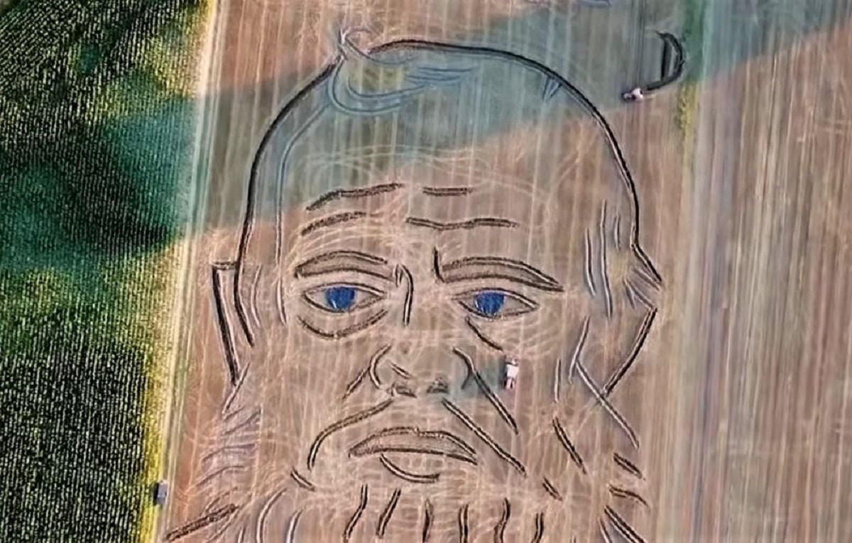 Трактор вместо кисти: итальянский художник изобразил портрет Достоевского на пшеничном поле