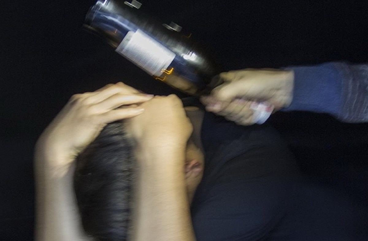 Молодой пассажир ударил бутылкой от алкоголя 50-летнего таксиста в Жезказгане