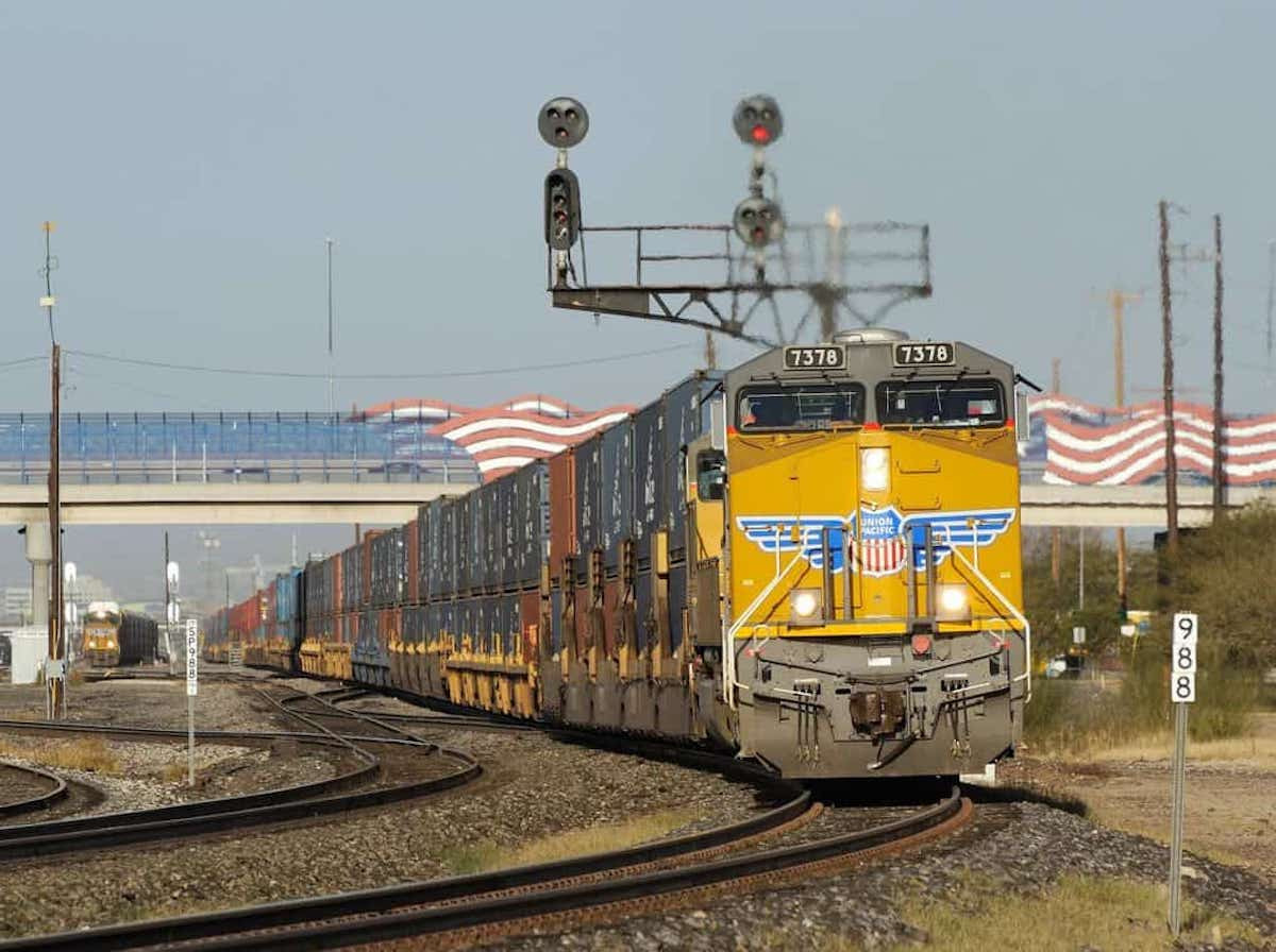 Пассажирский поезд сошел с рельсов в США: десятки пострадавших