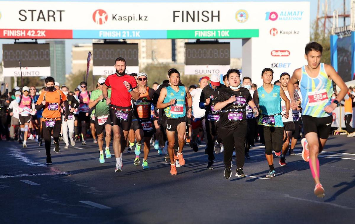 Алматинцы и гости города пробежали десятый юбилейный марафон 