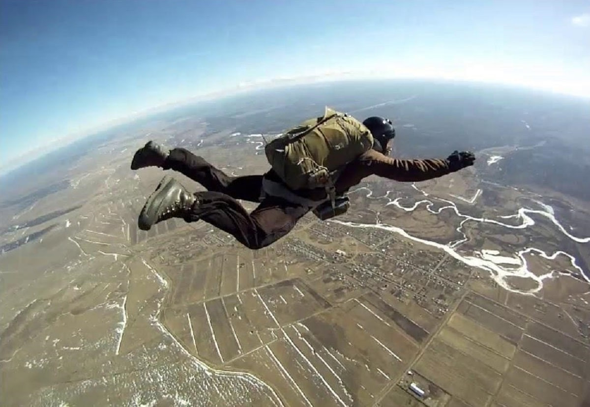 Чудесное спасение: парашютист выжил при падении с высоты 1 000 метров  