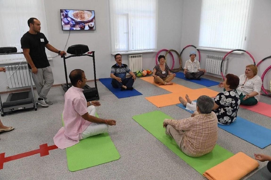 Кино, фитнес, йога, IT-курсы, занятия с психологами – как устроены Центры активного долголетия Алматы