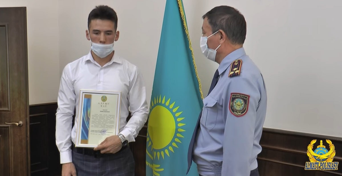 Добросовестного таксиста наградили в полиции Алматы 