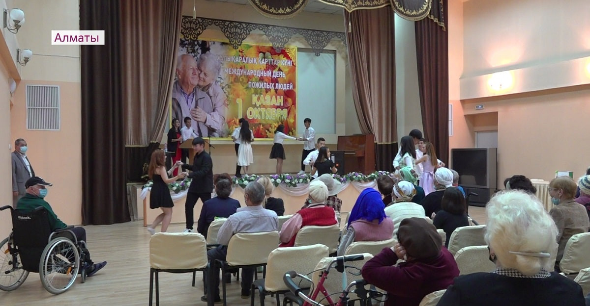 Алматинские студенты устроили праздник для пожилых людей в доме социальных услуг 
