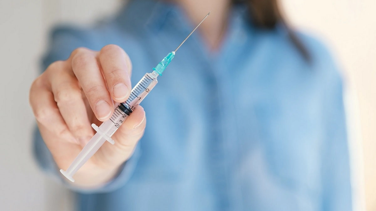 Укол от гриппа и COVID-19: как проходит вакцинация в странах СНГ