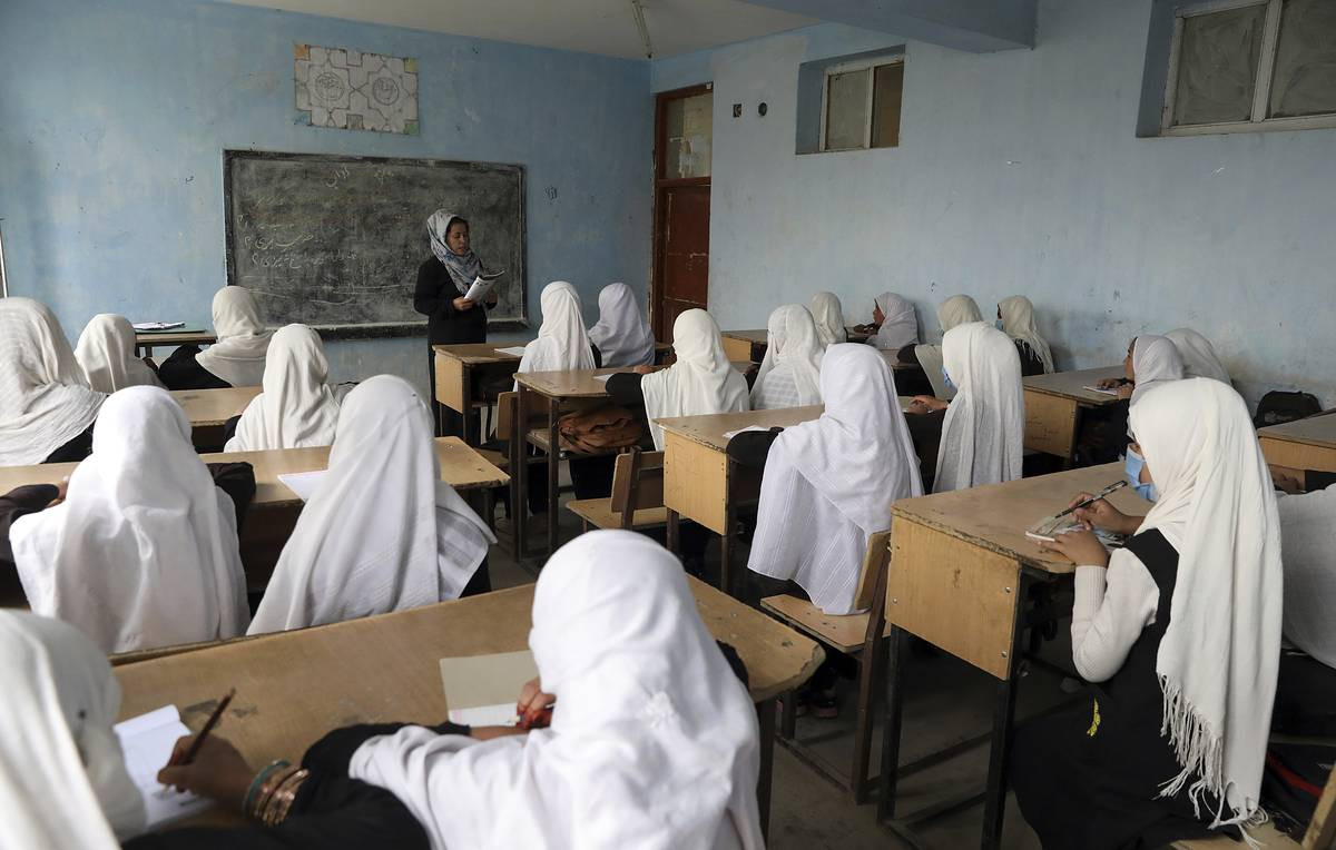 Афганистан: девочкам старше 12 лет запретили ходить в школу