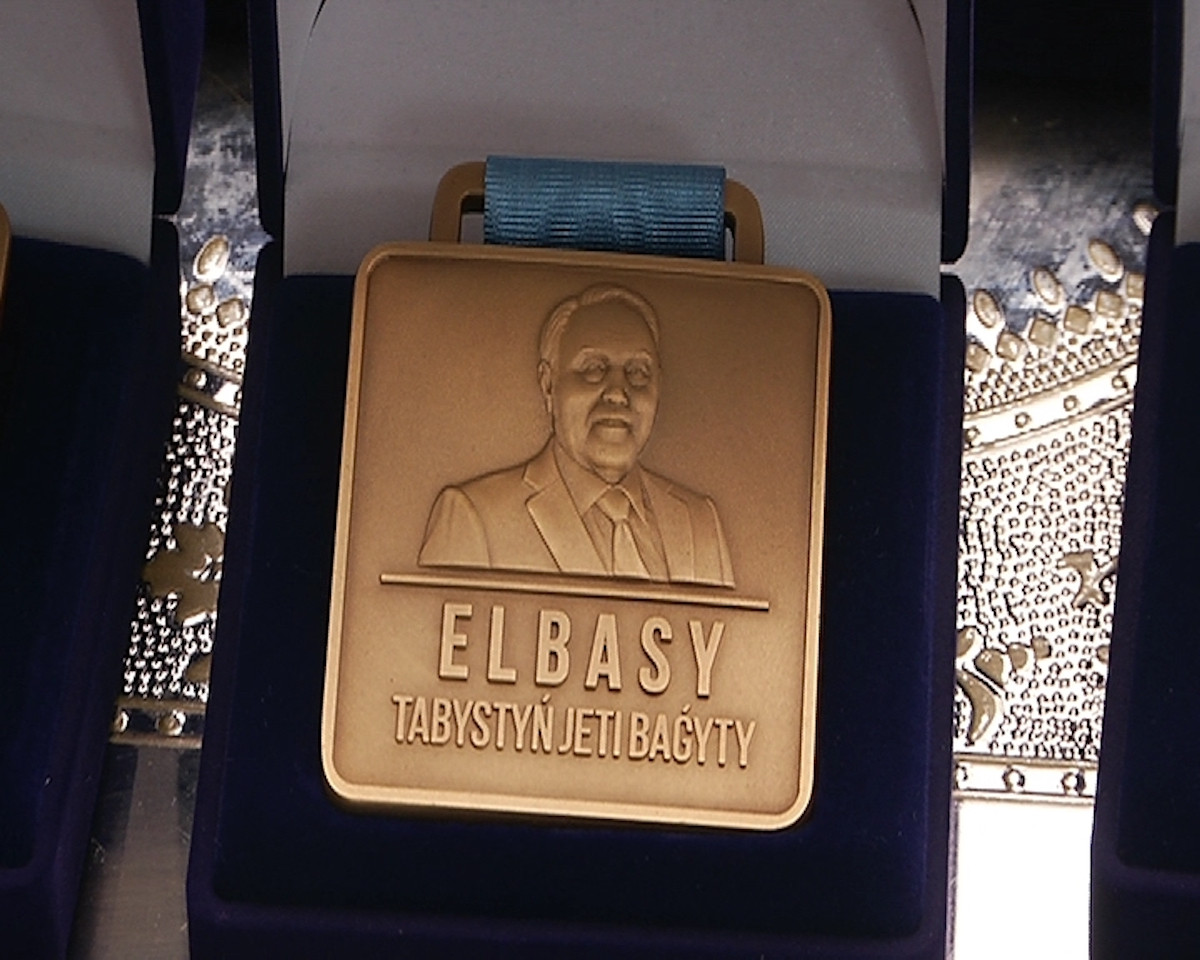 Алматинские учителя, школьники и предприниматели выиграли медаль Елбасы