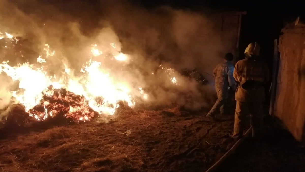 Пожар в Атырауской области: как дети оказались в сарае с сеном 