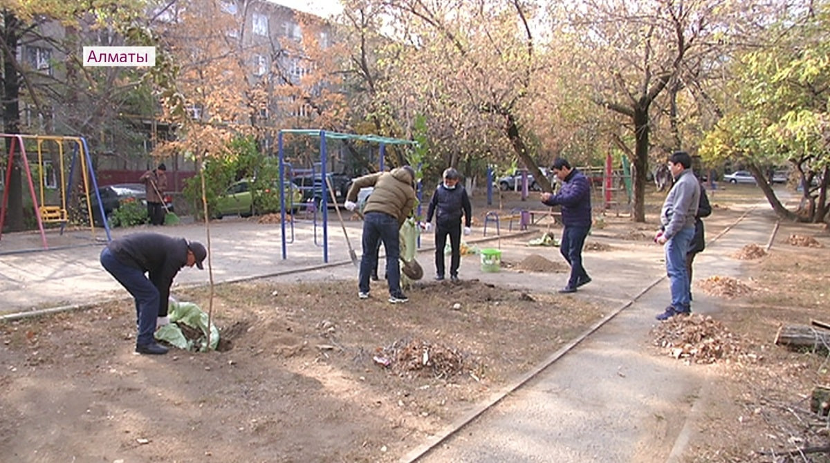 Экологическая акция: жители Ауэзовского района Алматы приняли участие в субботнике 