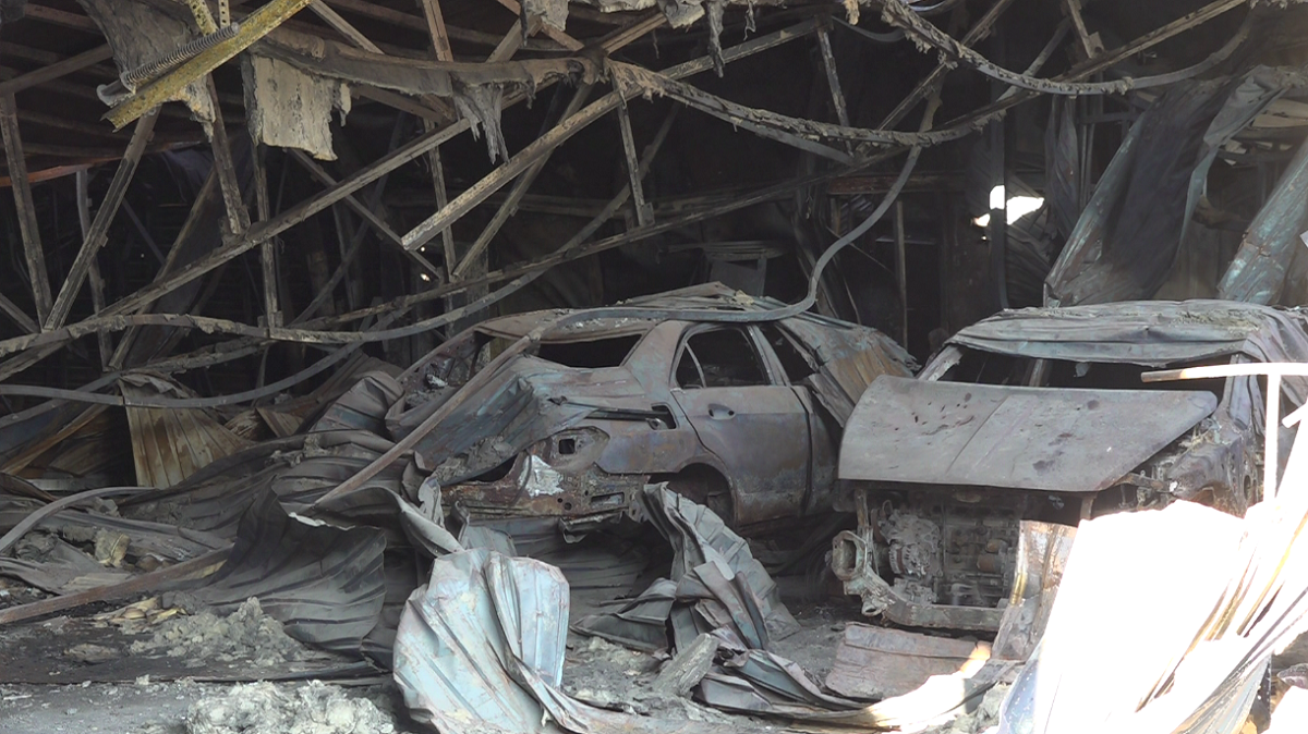 Пожар на СТО: владельцев просят освободить территорию от сгоревших авто 